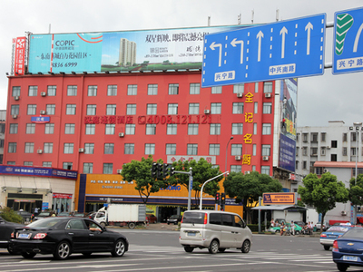 兩年未拆的違章廣告牌何時(shí)了結(jié)？寧波廣告設(shè)計(jì)與城市治理的困局